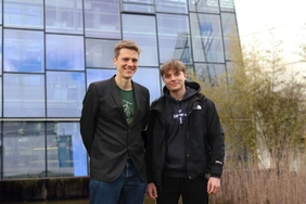 THI student Dominic Rampas (r.) and Professor Marc Aubreville present the AI in Vienna (Photo: THI).