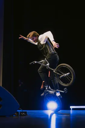 Gewagte Sprünge: Tim Höfel setzte mit seiner BMX-Show besondere Akzente bei der Akademischen Feier (Foto: Simon Kahner).