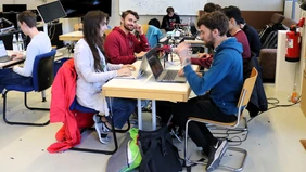 Vom Laptop in die Luft: Jamila Gränzer und Zartosht Stock (v. l.) mit ihrer selbstgebauten Drohne beim Ignaz Kögler Research Summer Camp (Foto: THI).