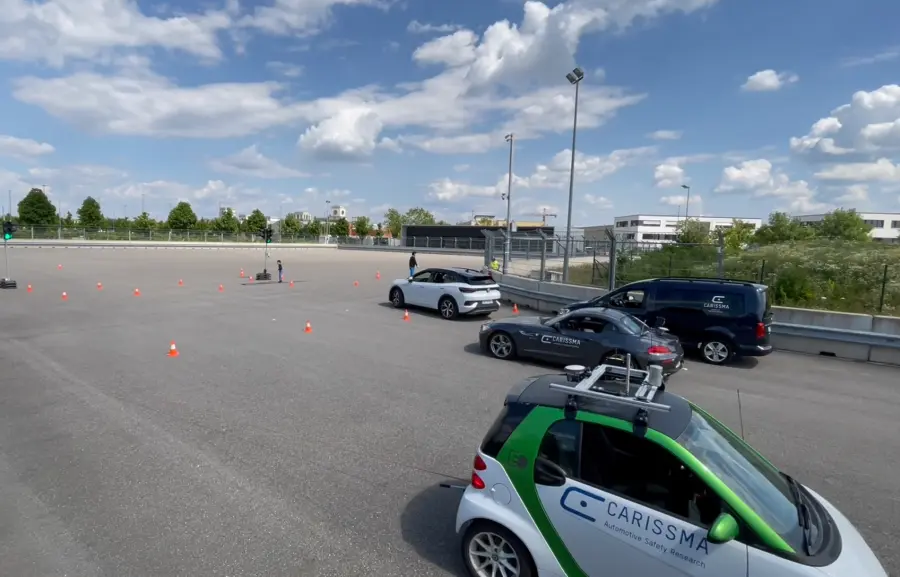 Quelle: THI Abbildung eines Versuchsaufbaus mit autonom fahrenden Fahrzeugen auf der Teststrecke