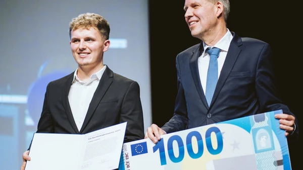 Florian Fottner (l.) erhält den Preis von Dr. Rüdiger Recknagel, Geschäftsführer der Audi Stiftung für Umwelt (Foto: THI).