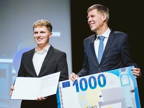 Florian Fottner (l.) erhält den Preis von Dr. Rüdiger Recknagel, Geschäftsführer der Audi Stiftung für Umwelt (Foto: THI).