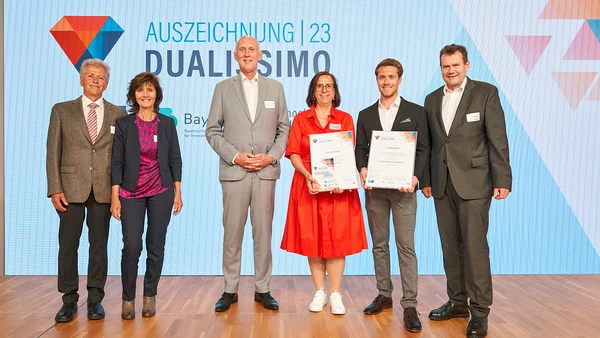 Happy about the success: Award winner Jan Wellhöfer (2nd from right) with his parents (l.), Elke Heimgärtner-Geier (3rd from right), management of Collomix GmbH, THI president Walter Schober (3rd from left) and THI professor Andreas Rattke (r.). (Photo: BayZiel-hochschule dual) 