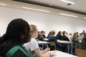 Bild von Studierenden beim Semesterstart in Neuburg