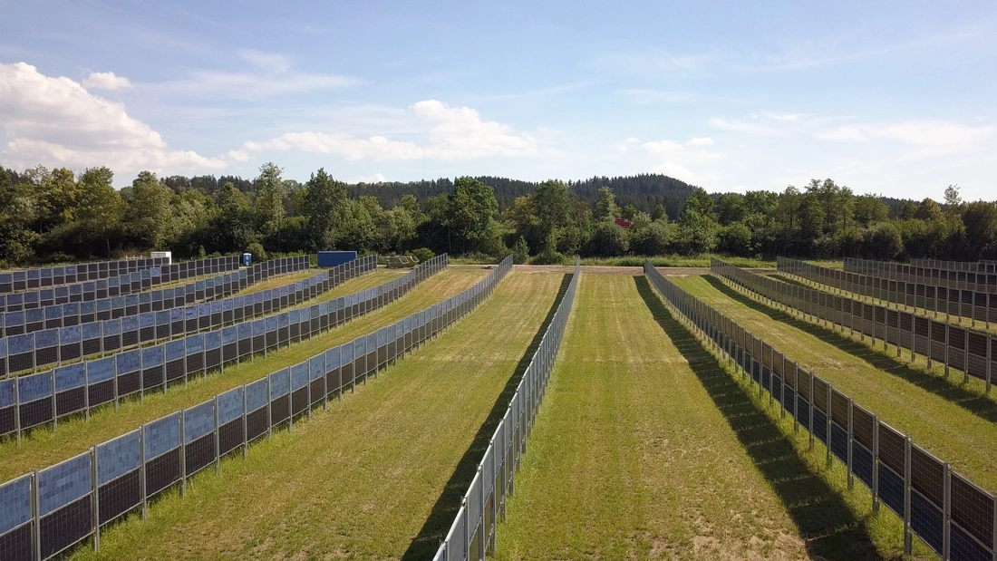 vertikales bifaziales Agri-PV-System mit landwirtschaftlicher Nutzung