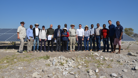 Gruppenfoto vor Mini-Grid-Anlage in Namibia