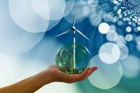 Global gedacht: Unterschiedliche Ansätze für eine nachhaltigere Energieversorgung (Symbolbild: Pixabay). Hand, die Glaskugel hält, aus der ein Windrad ragt