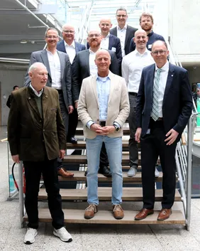 Im Zeichen der Luftfahrt: Dr. Thomas Enders (Mitte) mit THI-Professoren sowie Vertretern aus Wirtschaft und Förderverein im gemeinsamen Austausch (Foto: THI).