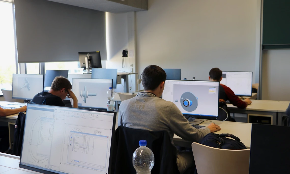 Studierenden im CAD Labor vor dem Rechner