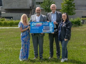 Gruppembild der Spendenübergabe der THI an das Bayerische Rote Kreuz für die Flutopfer in Bayern
