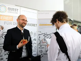 Matthias Schröder (l.) und Yannik Heller erörtern Einstiegschancen in den Consulting-Bereich (Foto: THI).
