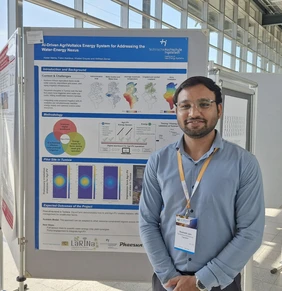 Doktorand Rushab Bansilal Jain mit dem Dig-e-Farm Poster 