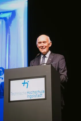 Ermutigung in herausfordernden Zeiten: THI-Präsident Professor Walter Schober gab den Absolventinnen und Absolventen Optimismus mit auf den Weg (Foto: Simon Kahner).