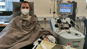 Sebastian Herb während der Stammzellenspende im Krankenhaus