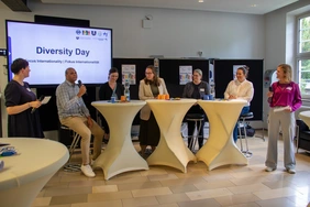 Menschen aus verschiedenen Herkunftsländern erzählten auf dem Podium, wie sie Ingolstadt erleben (Foto: KU).