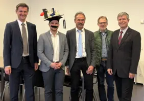 Die Doctoral School gratuliert Franz Plaschkies (2. v. li. im Bild), seinem Betreuer Prof. Dr.-Ing. Axel Schumacher von der Bergischen Universität Wuppertal (3. v. li. im Bild) und seinem Betreuer Prof. Ondřej Vaculín von der TH Ingolstadt (li. im Bild) und bedankt sich bei dem zweiten Gutachter Prof. Dr.-Ing. Matthias Kröger von der Technischen Universität Bergakademie Freiberg (re. im Bild) und dem Vorsitzenden der Prüfungskommission Prof. Dr.-Ing. Uwe Janoske von der Bergischen Universität Wuppertal (2. v. re. im Bild).