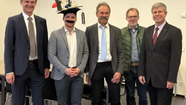 Die Doctoral School gratuliert Franz Plaschkies (2. v. li. im Bild), seinem Betreuer Prof. Dr.-Ing. Axel Schumacher von der Bergischen Universität Wuppertal (3. v. li. im Bild) und seinem Betreuer Prof. Ondřej Vaculín von der TH Ingolstadt (li. im Bild) und bedankt sich bei dem zweiten Gutachter Prof. Dr.-Ing. Matthias Kröger von der Technischen Universität Bergakademie Freiberg (re. im Bild) und dem Vorsitzenden der Prüfungskommission Prof. Dr.-Ing. Uwe Janoske von der Bergischen Universität Wuppertal (2. v. re. im Bild).