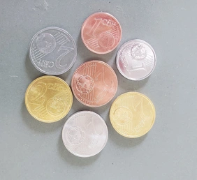 Cent Münzen in verschiedenen Farben 