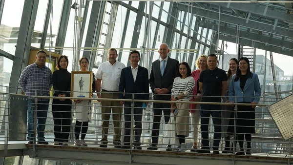 Präsident Walter Schober (Mitte) und Professor Andreas Jattke (4. v. l.) begrüßten Gäste aus Thailand an der THI (Foto: THI).