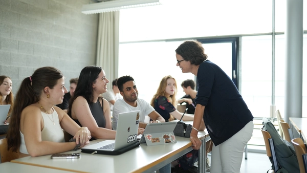 Dozentin und Studierende in einer Seminarsituation