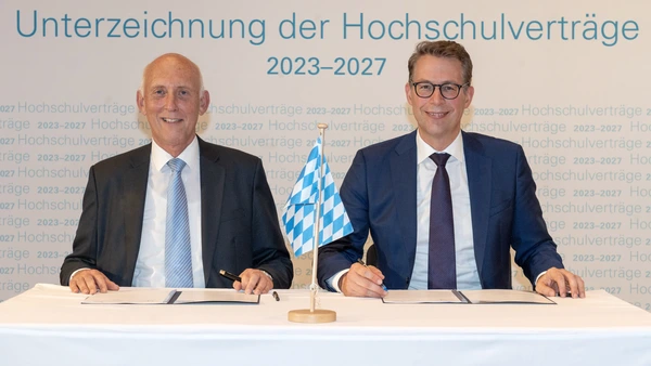 THI-Präsident Professor Walter Schober und Staatsminister Markus Blume unterzeichnen den Vertrag (Foto: StMWK/Wolfgang M. Weber).