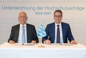 THI President Professor Walter Schober and State Minister Markus Blume signed the contract (Photo: StMWK/Wolfgang M. Weber).
