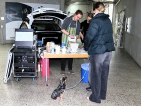 Das teuerste Waffeleisen der Welt? THI-Doktoranden zapften Strom aus einem Tesla, um damit Waffeln zu backen (Foto: THI).