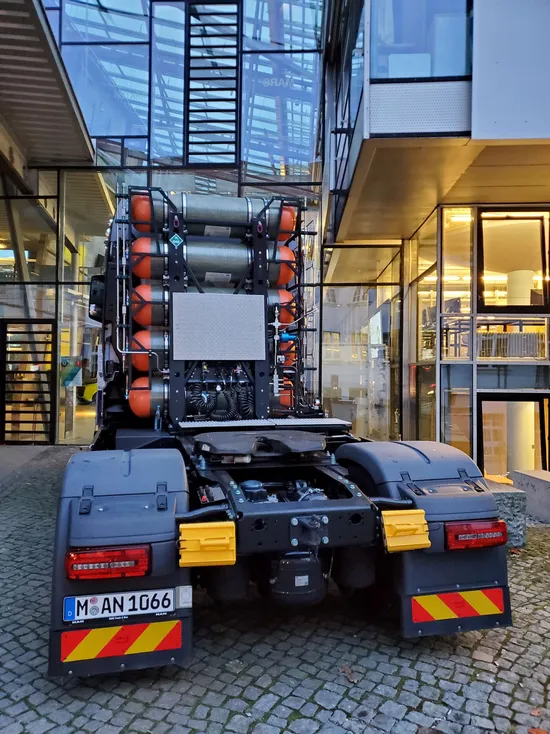 Mit Wasserstoff betriebener LKW am Campus THI