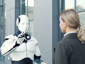 Ein Roboter und eine weibliche Person stehen sich gegenüber