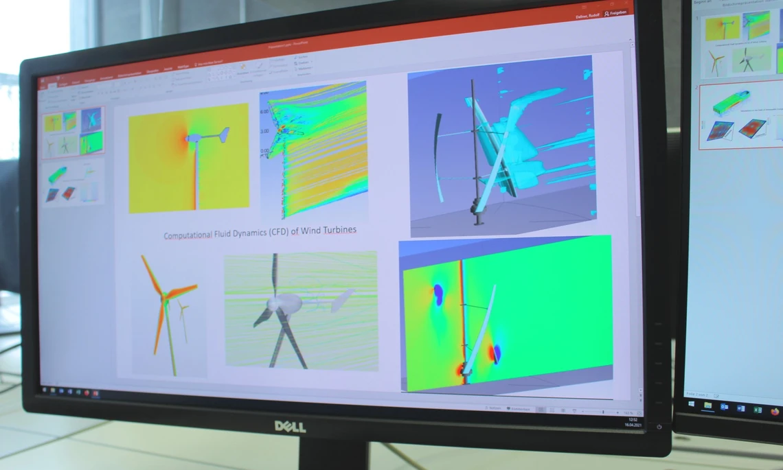 Bildschirm mit Simulationsbildern von Windturbinen