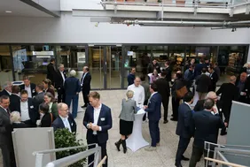 Fachlicher Austausch beim Ingolstädter Patenttag: Rund 120 Teilnehmende diskutierten aktuelle Fragen rund um Patente und den Schutz geistigen Eigentums (Foto: THI).