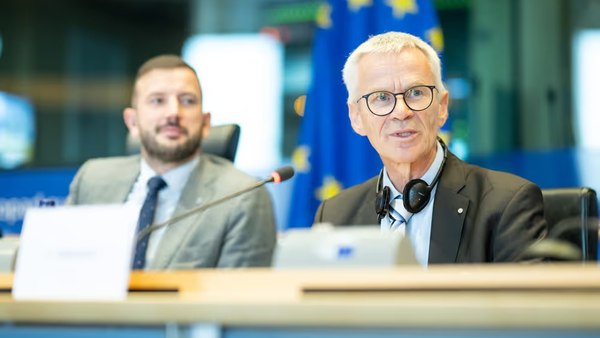 Professor Christian Birkner (rechts) beim Austausch im Ausschuss für Verkehr und Fremdenverkehr (TRAN) des Europäischen Parlaments in Brüssel (Foto: Denis Lomme/EP).