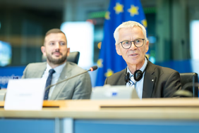 Professor Christian Birkner (rechts) beim Austausch im Ausschuss für Verkehr und Fremdenverkehr (TRAN) des Europäischen Parlaments in Brüssel (Foto: Denis Lomme/EP).