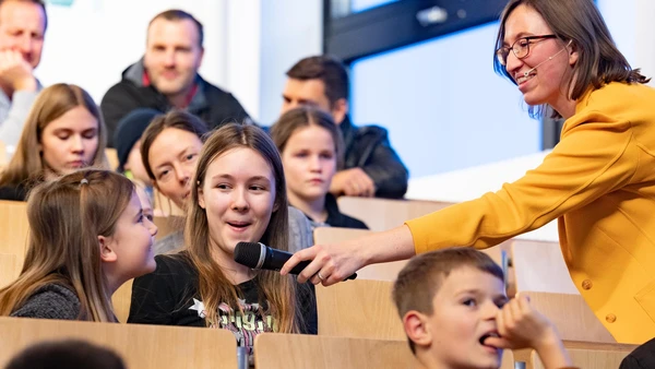 Researchers from THI and KU once again report on their fields of work at the joint children's university - and are available to answer questions from the schoolchildren (Photo: Schulte Strathaus/upd).