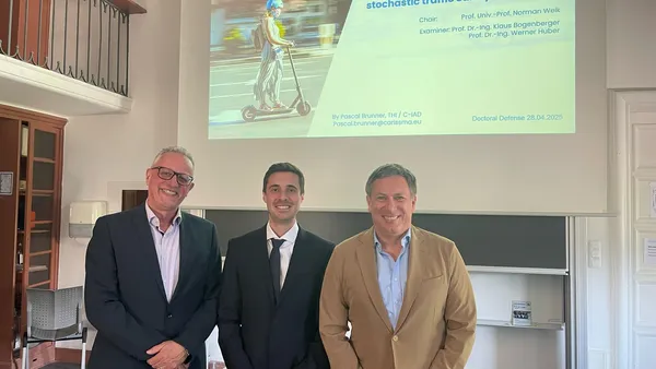 Die Doctoral School gratuliert Pascal Brunner (Mitte) sowie seinen beiden Betreuern Prof. Dr.-Ing. Klaus Bogenberger von der TU München (re. im Bild) und Prof. Dr.-Ing. Werner Huber von der TH Ingolstadt (li. Im Bild) von Herzen. 