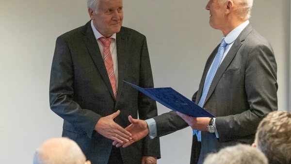 THI-Präsident Professor Walter Schober (r.) gratuliert Horst Seehofer zur Ehrensenatorwürde (Foto: THI).