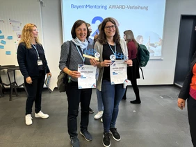 Zwei Generationen BayernMentoring an der THI: Professorin Sabine Bschorer (links), Mitgestalterin des Programms, und die ehemalige Teilnehmerin Daniela Zierer wurden für ihr langjähriges Engagement ausgezeichnet (Foto: THI).