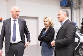THI President Professor Walter Schober, State Secretary Professor Sabine Döring and Professor Thomas Brandmeier (from left to right) during a driving test in the CARISSMA hall (Photo: THI).