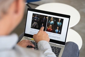 Fokus auf einen Laptop, auf dem ein Artikel zu KI dargestellt wird