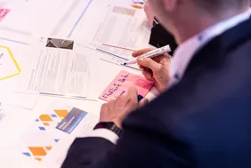 Ideen sammeln für die Zukunft: Beim Scenario Game diskutierten die Teilnehmenden mit Post-its mögliche Entwicklungen für Oberbayern bis zum Jahr 2047 (Foto: © Goran Gajanin – DAS KRAFTWERK).