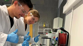 Daumen hoch? Kommt auf die Gene an. Im molekularbiologischen Praktikum erforschen Studierende der THI, warum manche Menschen den Bitterstoff PTC intensiv schmecken – und andere kaum (Foto: THI).