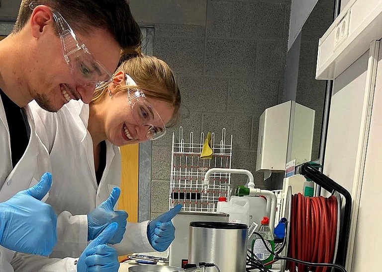 Thumbs up? It depends on your genes. In a molecular biology lab course at THI, students investigate why some people perceive the bitter compound PTC very intensely – while others barely taste it at all (Photo: THI).