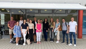 A group of students with their lecturer in front of the Ingolstadt Labor Court