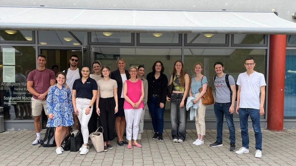 A group of students with their lecturer in front of the Ingolstadt Labor Court
