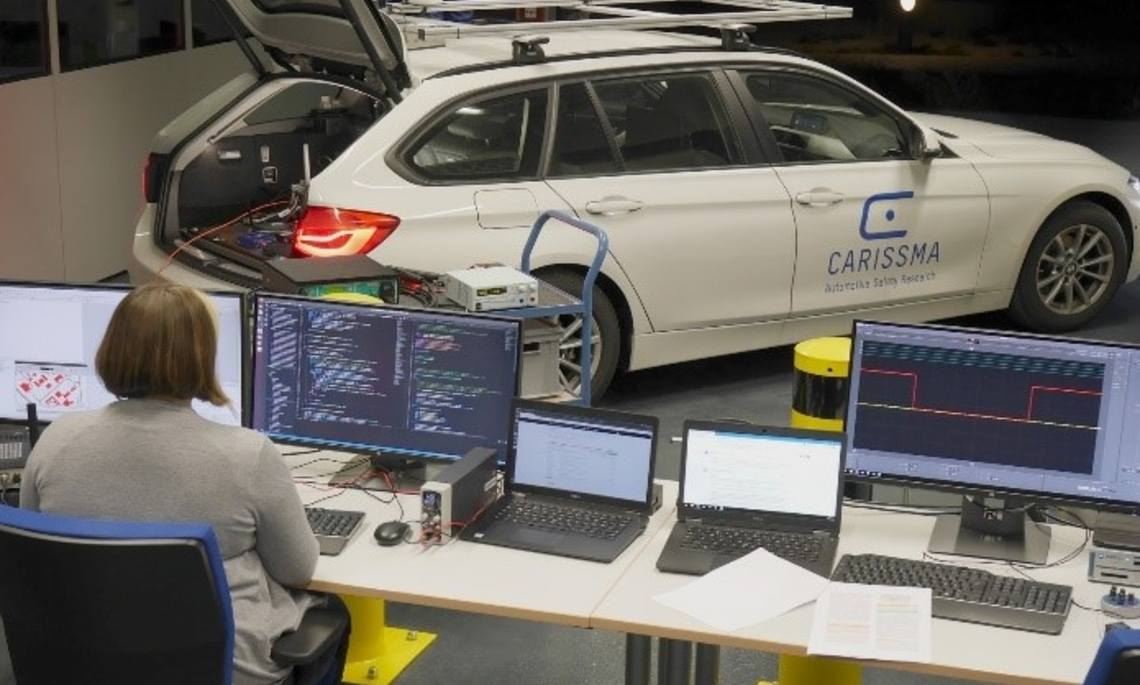 Test setup Coupling Car2X simulation with test vehicle for reliability assessment