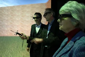 Einblick in die Forschung: OB Dr. Michael Kern, Professor Thomas Grauschopf und Bürgermeisterin Dr. Dorothea Deneke-Stoll (v.l.n.r.) im VR-Labor (Foto: THI).