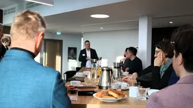 Andreas Pfafflinger (Mitte) im Austausch mit Professorinnen und Professoren sowie Unternehmensvertretern (Foto: THI).