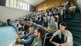 Voll besetzter Hörsaal aus seitlicher Perspektive