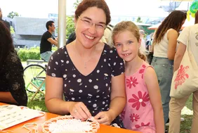 Protrait von Mutter und Tochter beim basteln im Rahmen des Makramee-Workshops