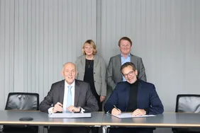 THI-Präsident Professor Walter Schober (vorne links) und Bayern Innovativ-Geschäftsführer Dr. Rainer Seßner (vorne rechts) mit Professor Andrea Klug und Bruno Götz bei der Unterzeichnung des Vertrags (Foto: THI).